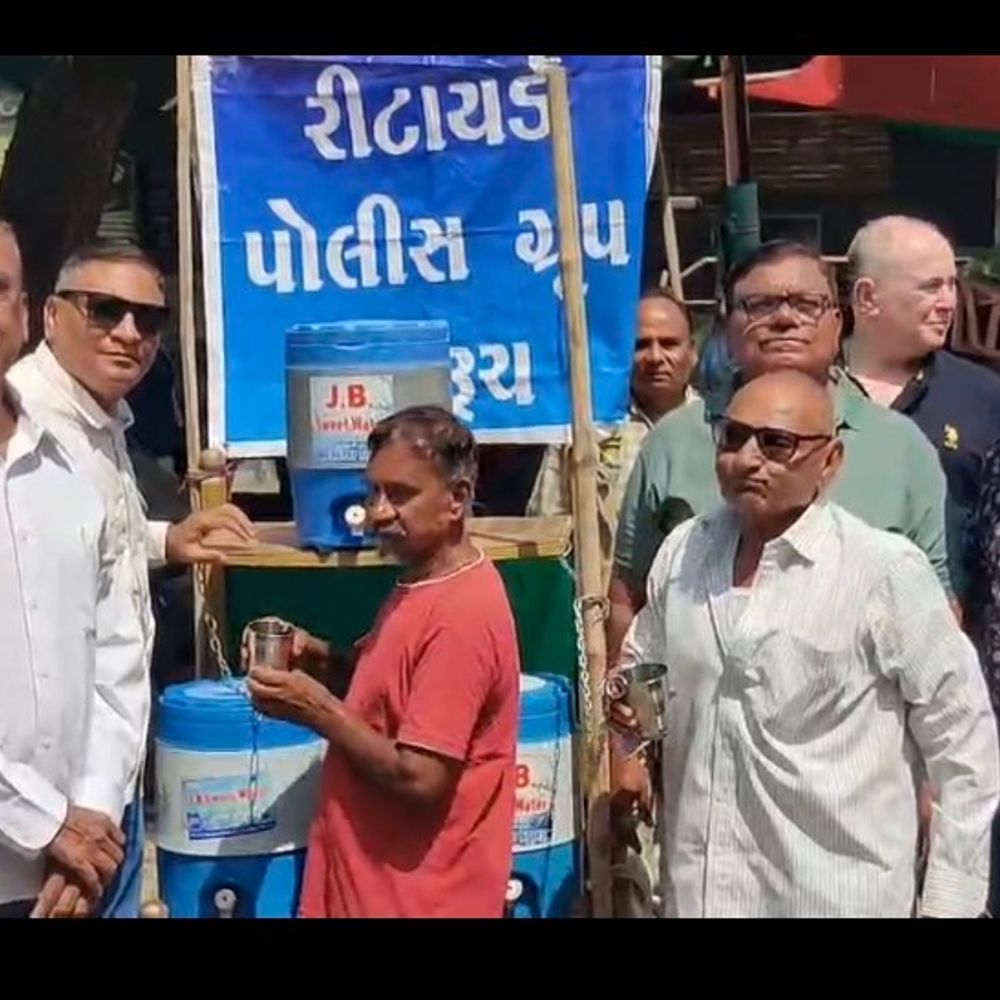 ભરૂચમાં નિવૃત્ત પોલીસકર્મીઓની ગરમીમાં જલસેવા:ઠંડું પાણી પૂરું પાડી ગરમીમાં લોકોને રાહત કરાવે છે, 'રિટાયર્ડ પોલીસ ગ્રુપ' ની છેલ્લા ત્રણ વર્ષથી અવિરત સેવા