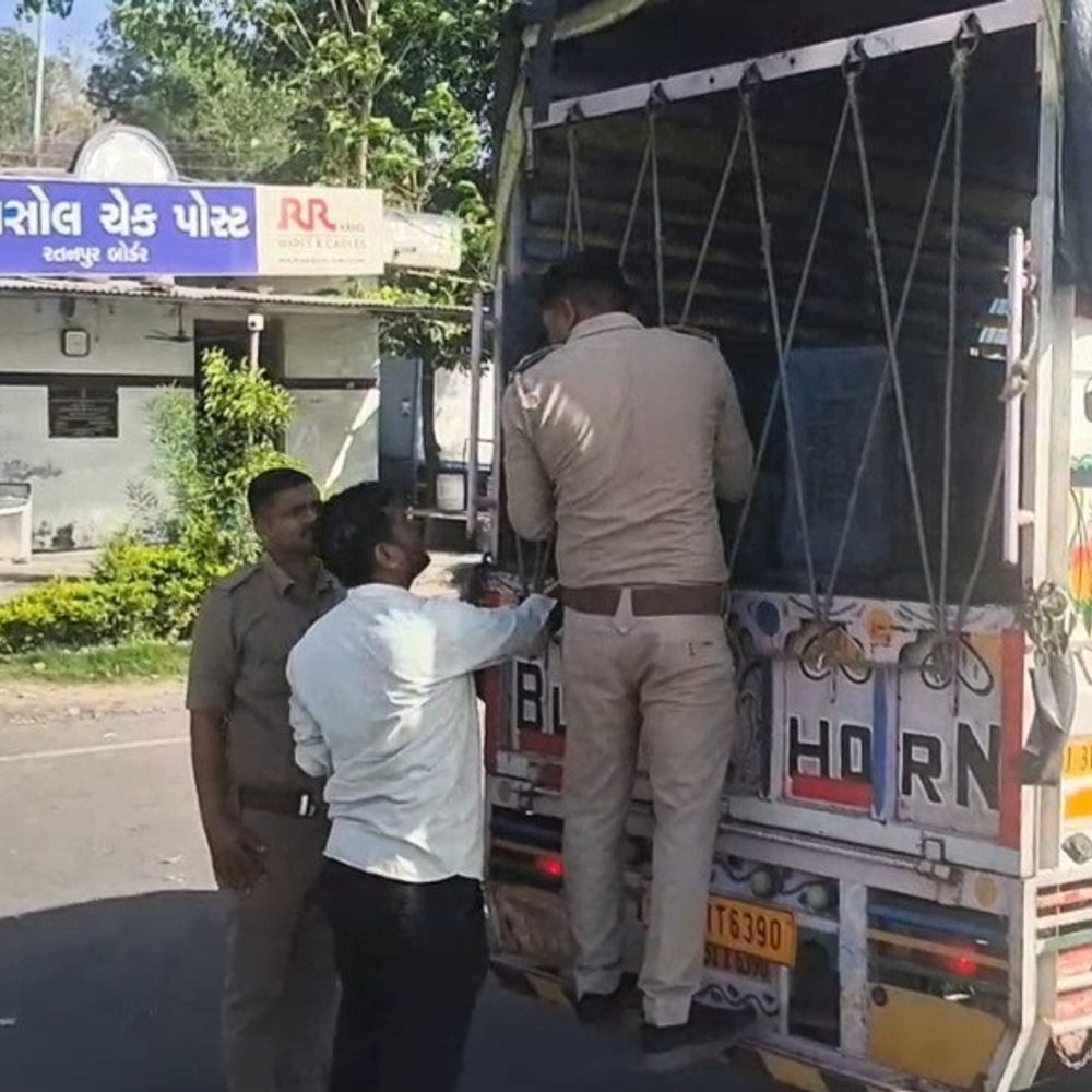 ચૂંટણીને લઈ અણસોલ ચેકપોસ્ટ પર પોલીસનું સઘન ચેકિંગ:સ્થાનિક સ્વરાજ્ય ચૂંટણી પૂર્વે ગુજરાત-રાજસ્થાન સરહદે વાહનોની સઘન તપાસ