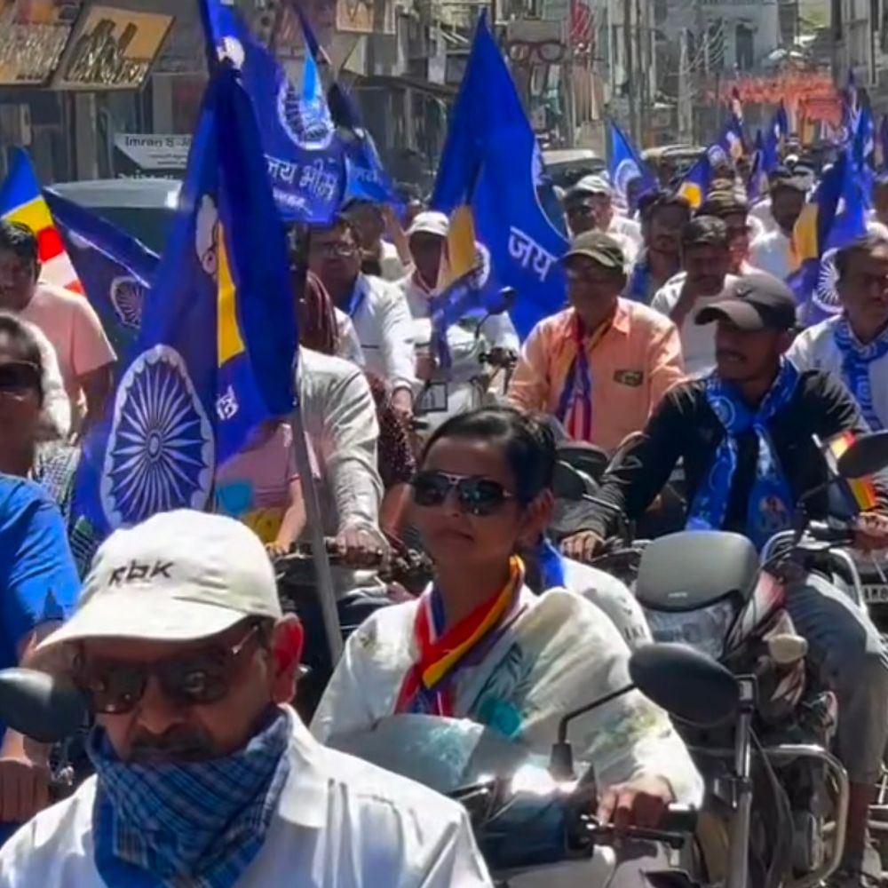 ગોધરામાં આંબેડકર જયંતીની ભવ્ય ઉજવણી:વિશાળ બાઇક રેલીમાં ઉમટી જનમેદની, લોકોએ પુષ્પવર્ષા કરી