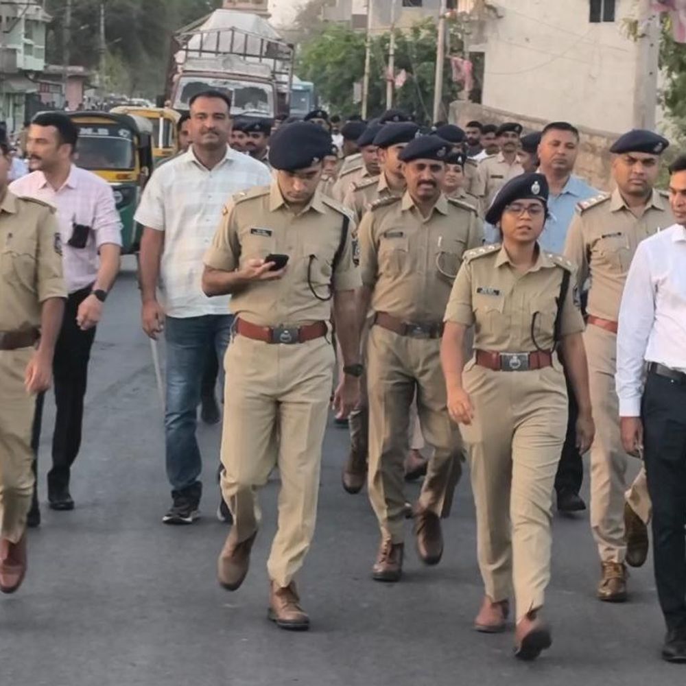 સુરેન્દ્રનગરમાં SP વેદિકા બિહાનીની અધ્યક્ષતામાં ફૂટ પેટ્રોલિંગ:સ્થાનિક સ્વરાજ્યની ચૂંટણી પહેલા કાયદો વ્યવસ્થા જાળવવા કવાયત