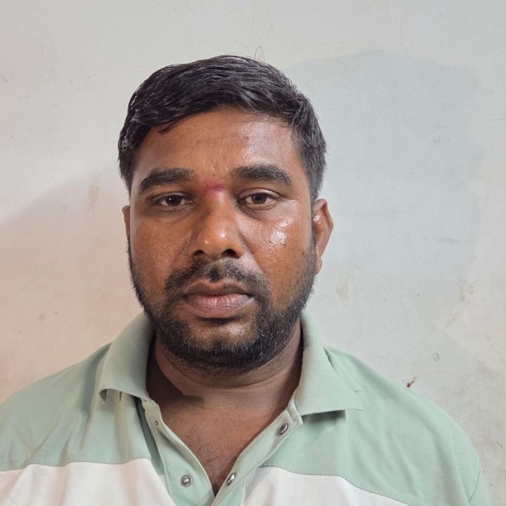 વરાછા પોલીસ સ્ટેશનમાંથી ફરાર આરોપી મુંબઈના ડમ્પિંગ સ્ટેશન પરથી ઝડપાયો:બે દાયકાથી મહારાષ્ટ્રમાં છુપાયો'તો, 21 વર્ષ બાદ ફરી લોકઅપમાં ધકેલાયો