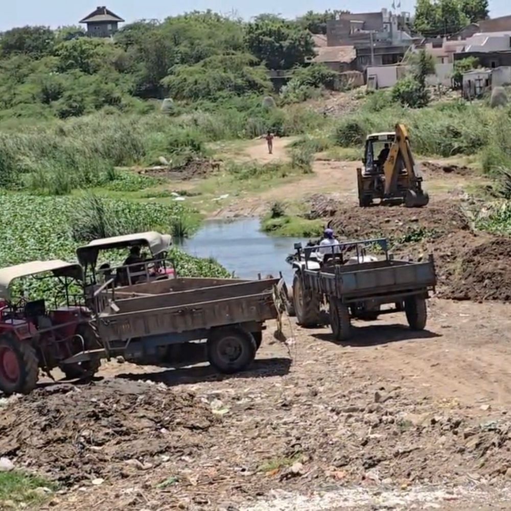 રતનપર-પોપટપરા રસ્તાનું સમારકામ શરૂ:ચોમાસામાં ધોવાયેલો માર્ગ ફરી બનશે, લાંબા ફેરામાંથી છુટકારો