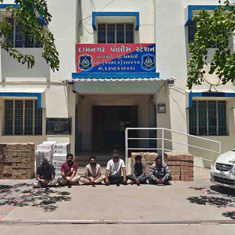 અમરેલી દામનગરમાં સ્ટેટ મોનીટરીંગ સેલનો દરોડો:દારૂના કટિંગ પર કાર્યવાહી, 6 આરોપી ઝડપાયા; રૂ. 57.89 લાખનો મુદ્દામાલ જપ્ત