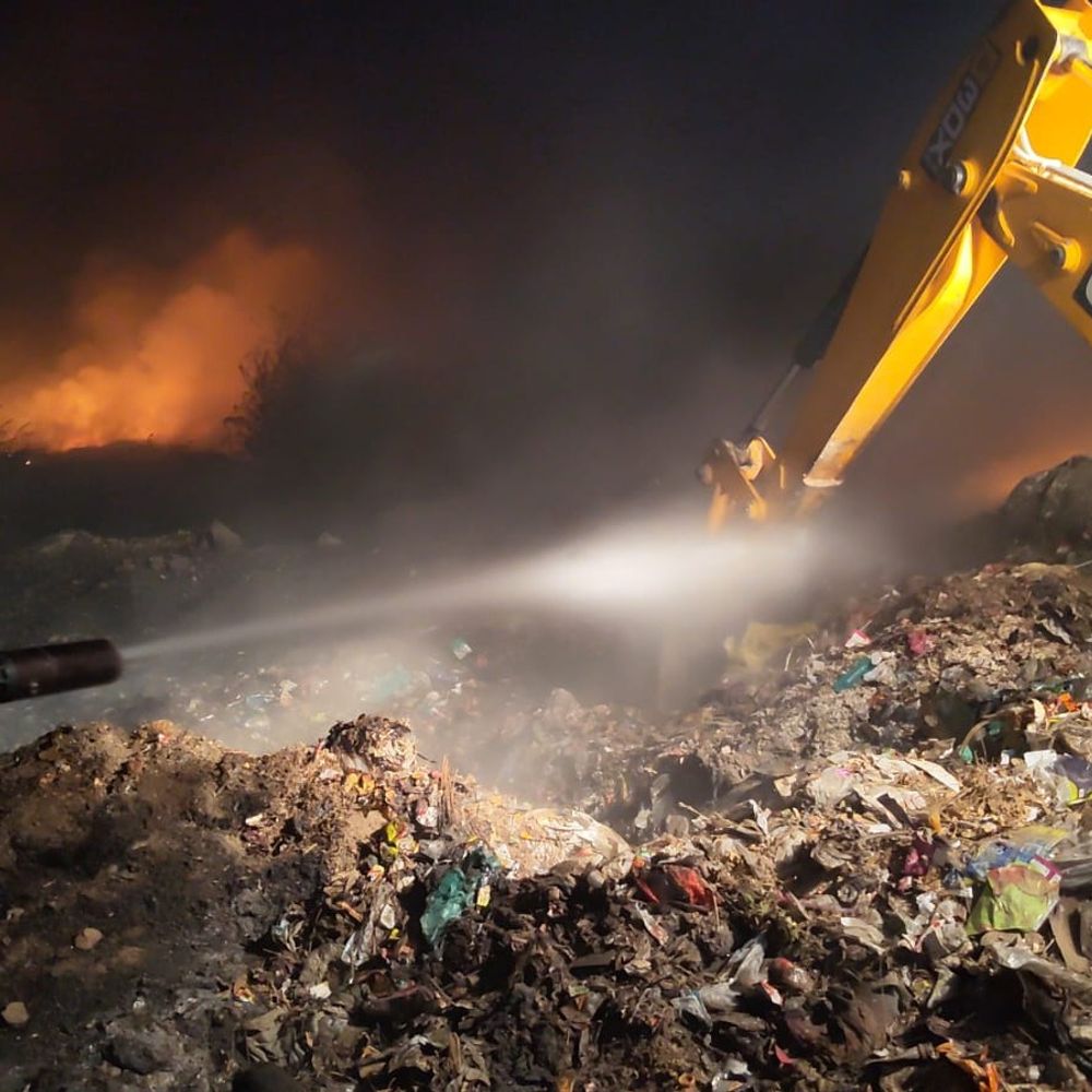 બાલાસિનોર ડમ્પિંગ સાઇટ પર આગ ભભૂકી:આગને કારણે વિસ્તારમાં અફરાતફરી મચી, ફાયર વિભાગની ટીમ ઘટના સ્થળે