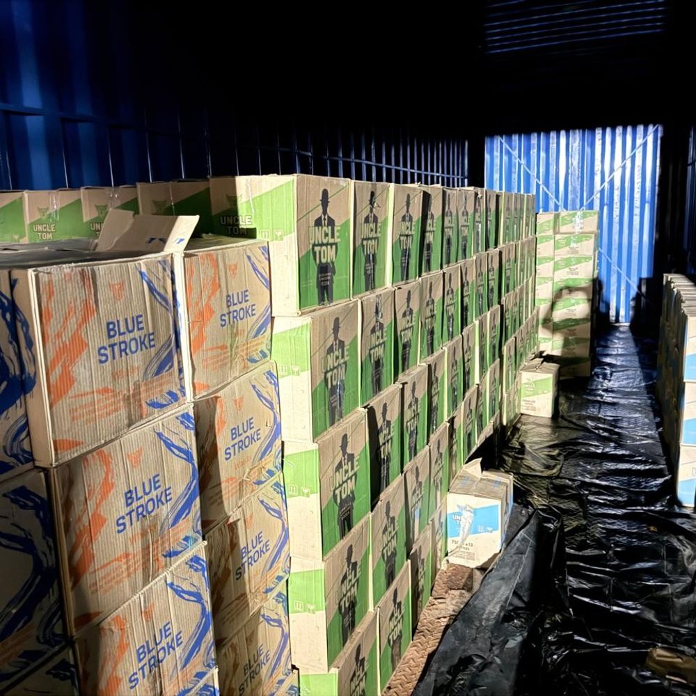 સુરેન્દ્રનગરમાં LCBએ પોણા કરોડનો દારૂ ઝડપ્યો:ટ્રકમાંથી વિદેશી દારૂની નાની-મોટી 11220 બોટલો મળી, ગેડીયાની બિલ્કીસબાનુ મંગાવ્યો, ₹1.01 કરોડનો મુદ્દામાલ જપ્ત