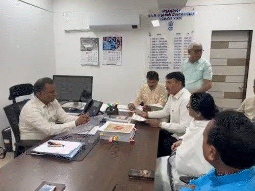 પાલિકા-પંચાયતની 10 હજાર બેઠકો પર ઉમેદવારોનું ચિત્ર સ્પષ્ટ; 'ખેલ' ટાળવા કોંગ્રેસના ઉમેદવારો ગુપ્ત સ્થળે ખસેડાયા.