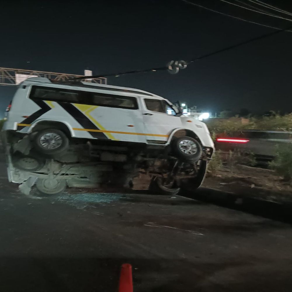 જામનગર-ખંભાળિયા હાઈવે પર મિની બસ પલટી,CCTV:બેડ ટોલનાકા પાસે અકસ્માતમાં બે મહિલા સહિત છ ઇજાગ્રસ્ત, દ્વારકા દર્શનાર્થે જતા હતા