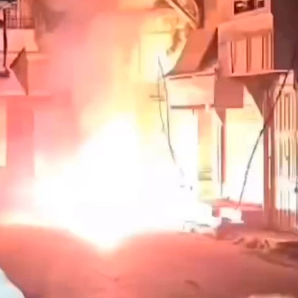 ગોધરામાં શોભાયાત્રા પૂર્વે શોર્ટ સર્કિટ, અફરાતફરી મચી:શરાફ બજારમાં વીજ કેબલમાં આગ, મોટી દુર્ઘટના ટળી