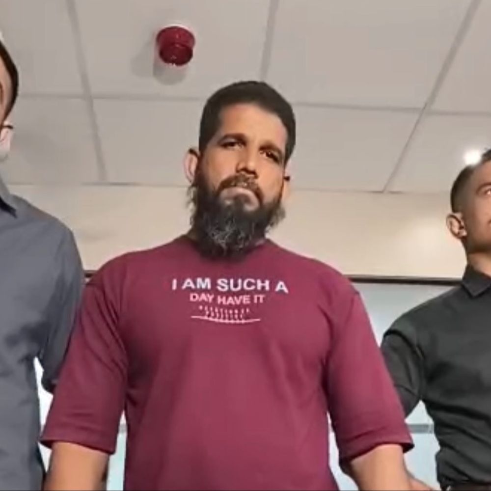 જીમટ્રેનરે પરિણીતાને પ્રેમજાળમાં ફસાવીને પતિ પાસે 5 લાખની ખંડણી માંગી:સુરતમાં શબ્બીરે કહ્યું, તારી પત્નીના અંગત વીડિયો વાયરલ કરી દઈશ; ગળે કાચ રાખી 50 હજાર લૂંટી લીધા, SOGએ દબોચ્યો