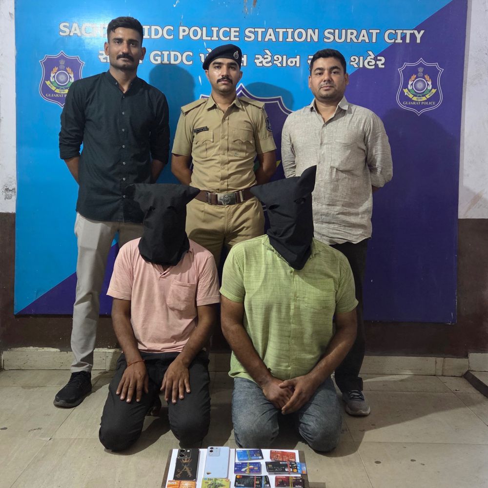 ATMમાંથી પૈસા ઉપાડતા સિનિયર સિટીઝનો સાવધાન:પીન નંબર જાણી બીજું કાર્ડ પધરાવી બેંક એકાઉન્ટ સાફ કરતી ગેંગનો પર્દાફાશ, સચીન GIDC પોલીસે બેને દબોચ્યા