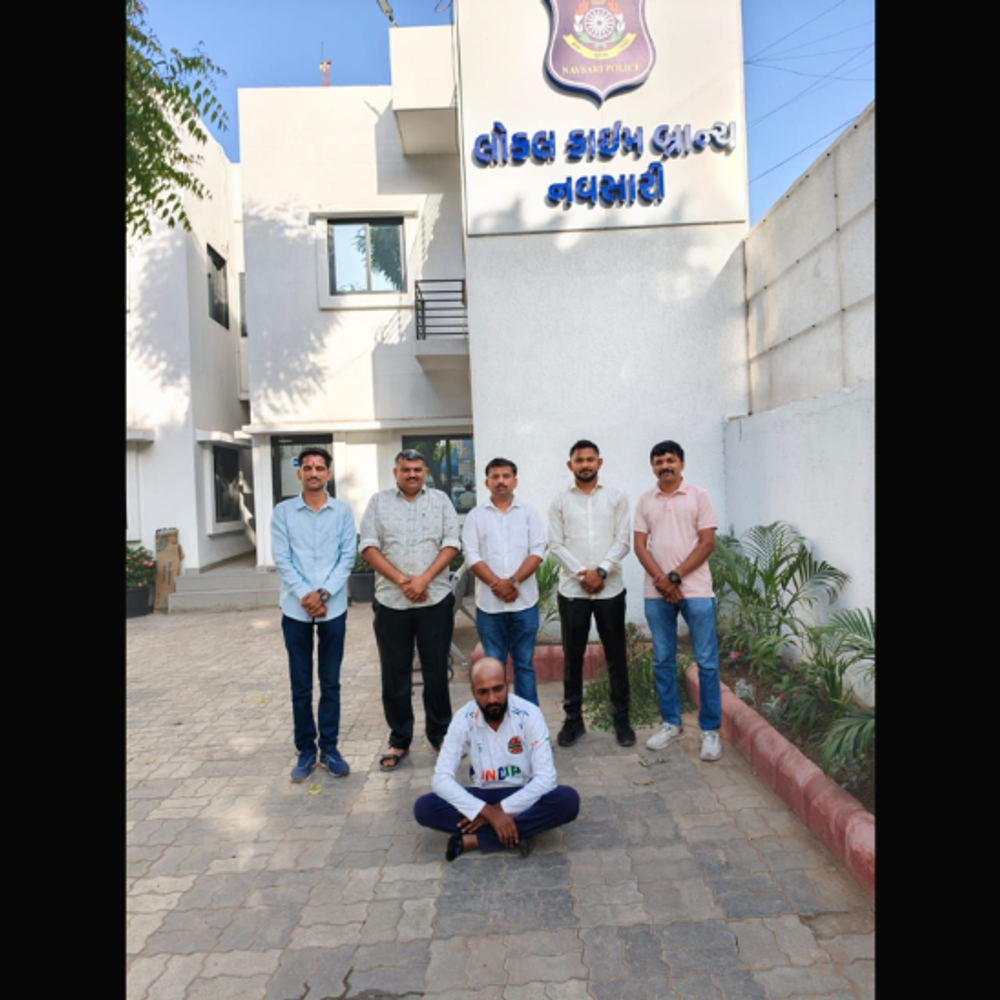 સ્થાનિક સ્વરાજ ચૂંટણી પહેલાં નવસારી LCB એક્શનમાં: જલાલપોર પ્રોહિબિશન ગુનાનો 1 વર્ષથી વોન્ટેડ આરોપી ઝડપાયો.