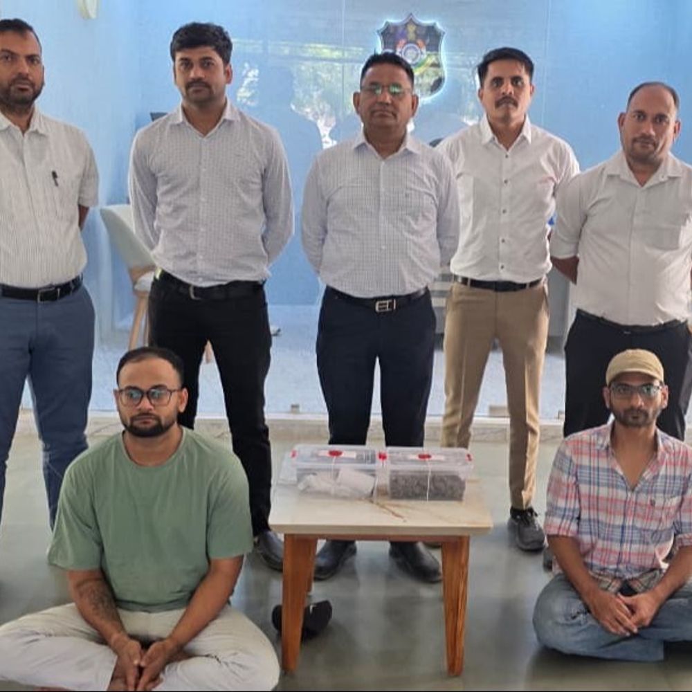 શીલજમાંથી 8 લાખના હાઇબ્રીડ ગાંજા સાથે બેની ધરપકડ:ટુ-વ્હીલર પર 245 ગ્રામ ગાંજાનું છૂટક વેચાણ કરવા નીકળ્યા'તા, આરોપીઓ નશાકારક પદાર્થ ક્યાંથી લાવ્યા તેની તપાસ શરૂ