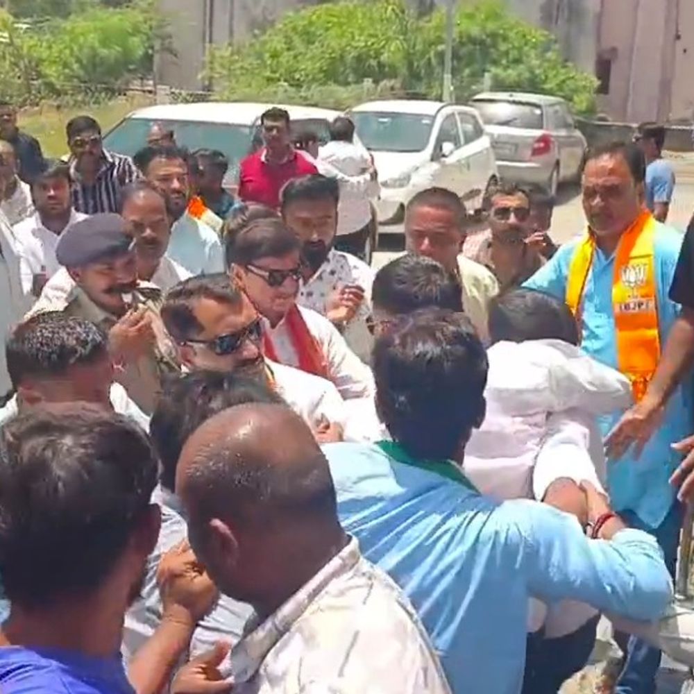 ડભોઇમાં કોંગ્રેસમાં ભંગાણ બાદ ભાજપ-કોંગ્રેસ વચ્ચે મારામારી:ડભોઇ તાલુકા પંચાયતની લીંગસ્થળી બેઠક પર કોંગ્રેસના ઉમેદવાર અરવિંદ પાટણવાડીયાએ છેલ્લી ઘડીએ અચાનક પોતાનું ઉમેદવારી ફોર્મ ખેંચ્યું, ભાજપના ઉમેદવાર બિનહરીફ થયા