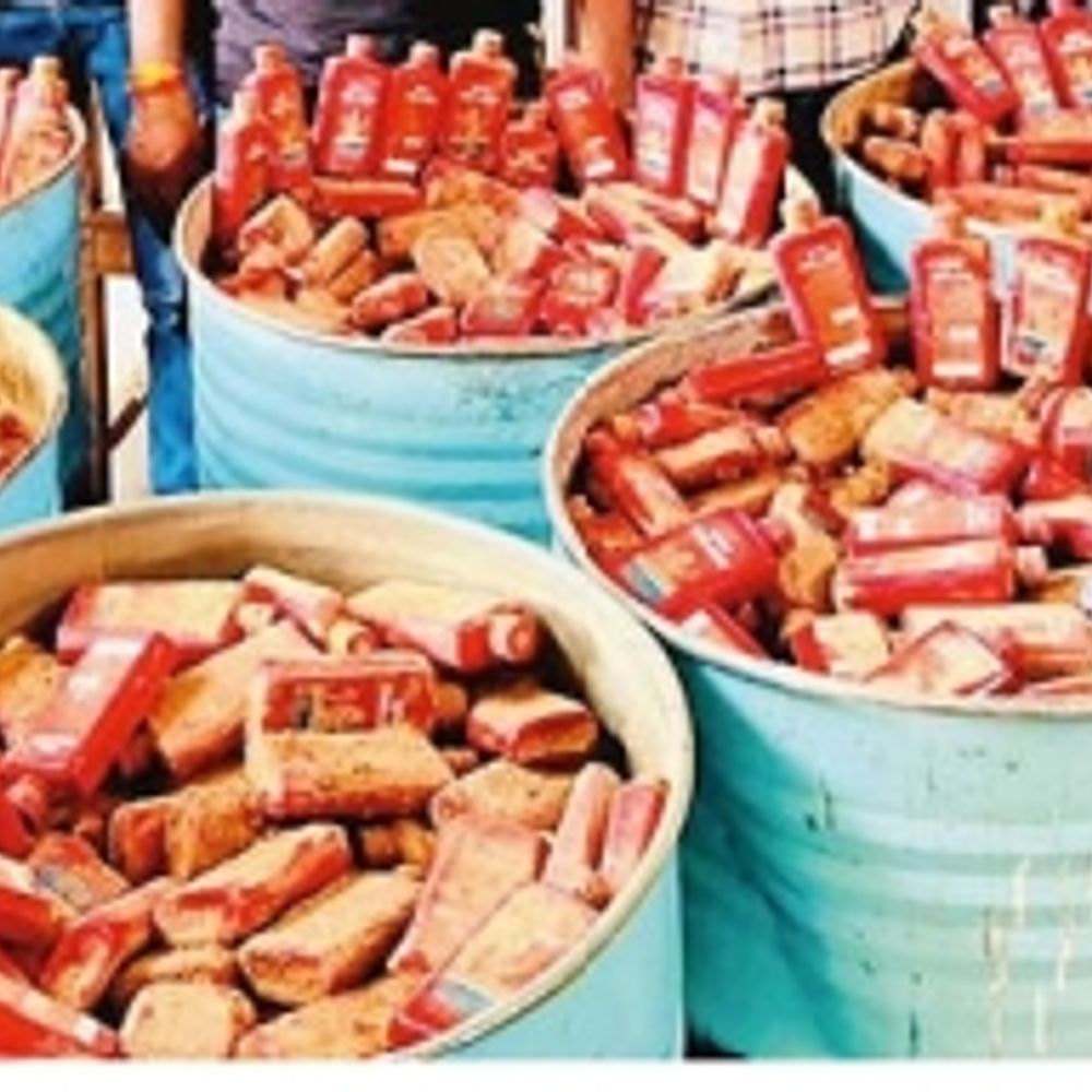 સરખેજના ગોડાઉનમાં દરોડો:મુંબઈથી કેમિકલના 8 પીપમાં સંતાડી લવાયેલી દારૂની 5600 બોટલ પકડાઈ