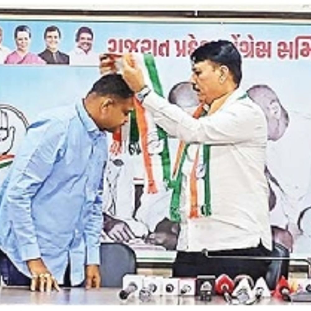 ભાજપના પૂર્વ MLA કેસરીસિંહે કોંગ્રેસમાં જોડાઈને ભગવો ત્યજ્યો.