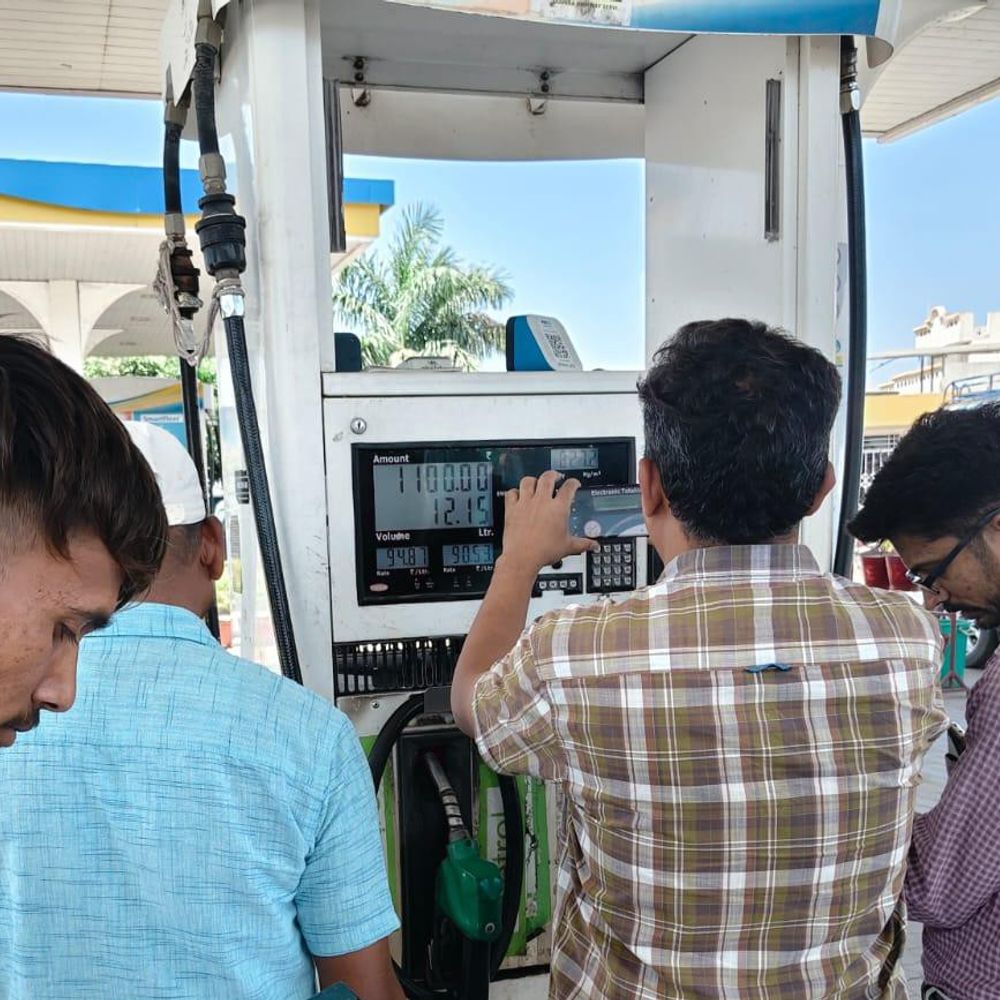 ગોધરાના પેટ્રોલ પંપ પર જિલ્લા પુરવઠા અધિકારીના દરોડાથી ખળભળાટ:સ્ટોકમાં તફાવત અને ગ્રાહકો પાસેથી હવા ભરવાના પૈસા વસૂલાતા; વેચાણ સ્થિગત, CCTV અને રેકોર્ડ જપ્ત