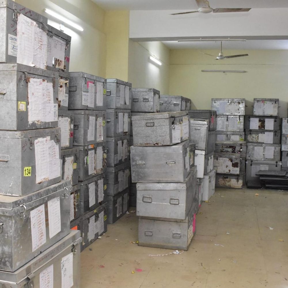 સુરેન્દ્રનગરમાં સ્થાનિક સ્વરાજ્ય ચૂંટણી માટે EVM ફાળવણી: પોલીસ બંદોબસ્ત હેઠળ મશીનો સ્ટ્રોંગ રૂમમાં મુકાયા.