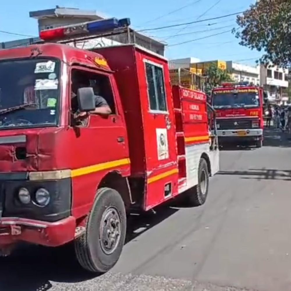 પોરબંદરમાં અગ્નિશામક સેવા દિને શહીદોને શ્રદ્ધાંજલિ અને રેલી યોજી, જેમાં જવાનોના બલિદાનને યાદ કરાયું.