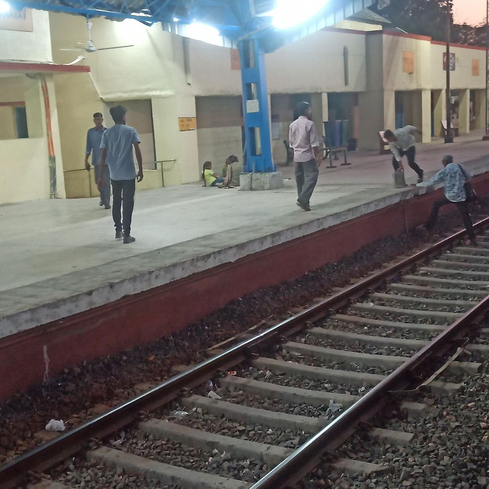 અસુવિધા:રાણાવાવ સ્ટેશનમાં એક જ પ્લેટફોર્મ હોવાથી મુશ્કેલી