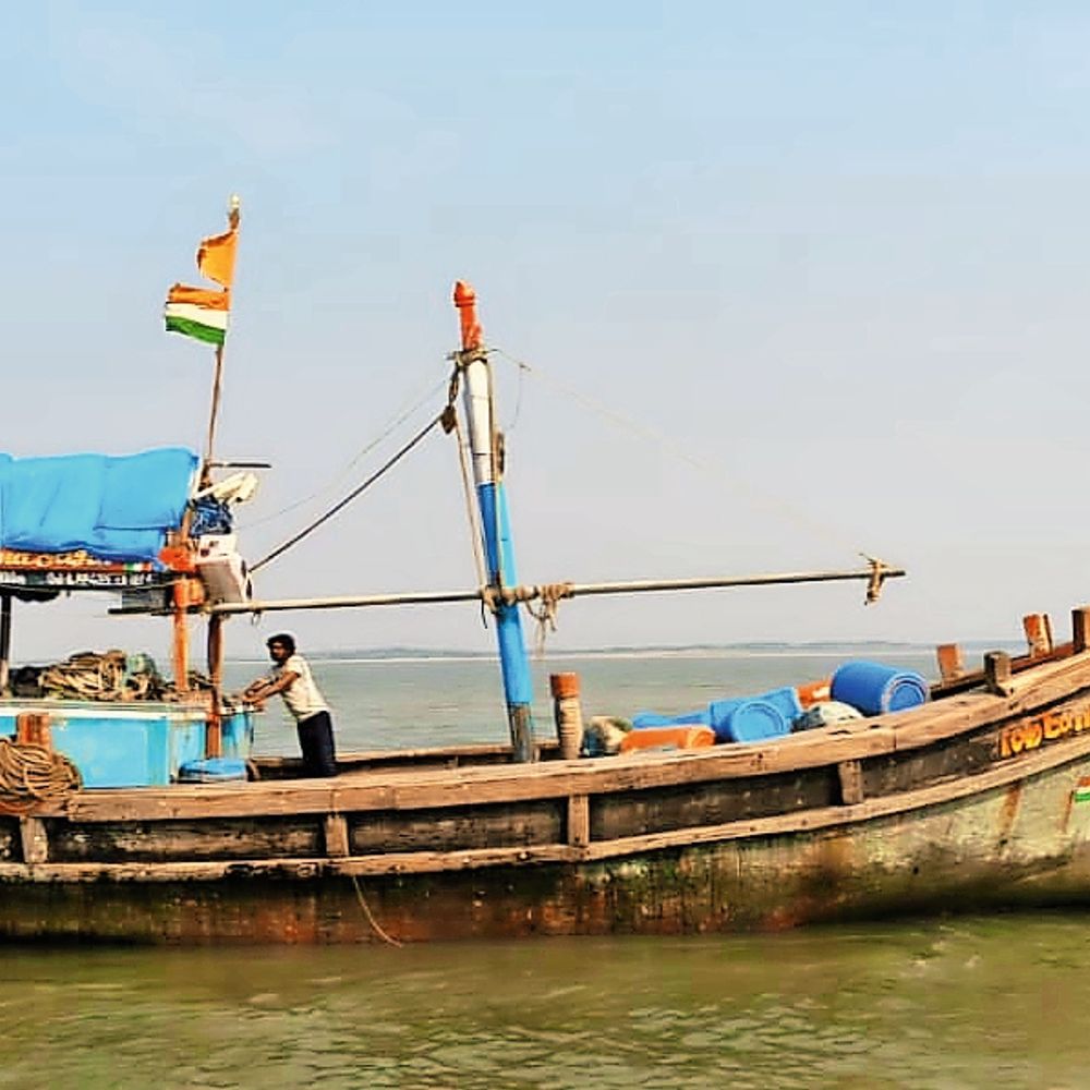 નવાબંદર નજીક 10 નોટિકલ માઈલ દૂર બોટ ડૂબી: 6 ખલાસીઓનો બચાવ, બોટની જળસમાધિ.