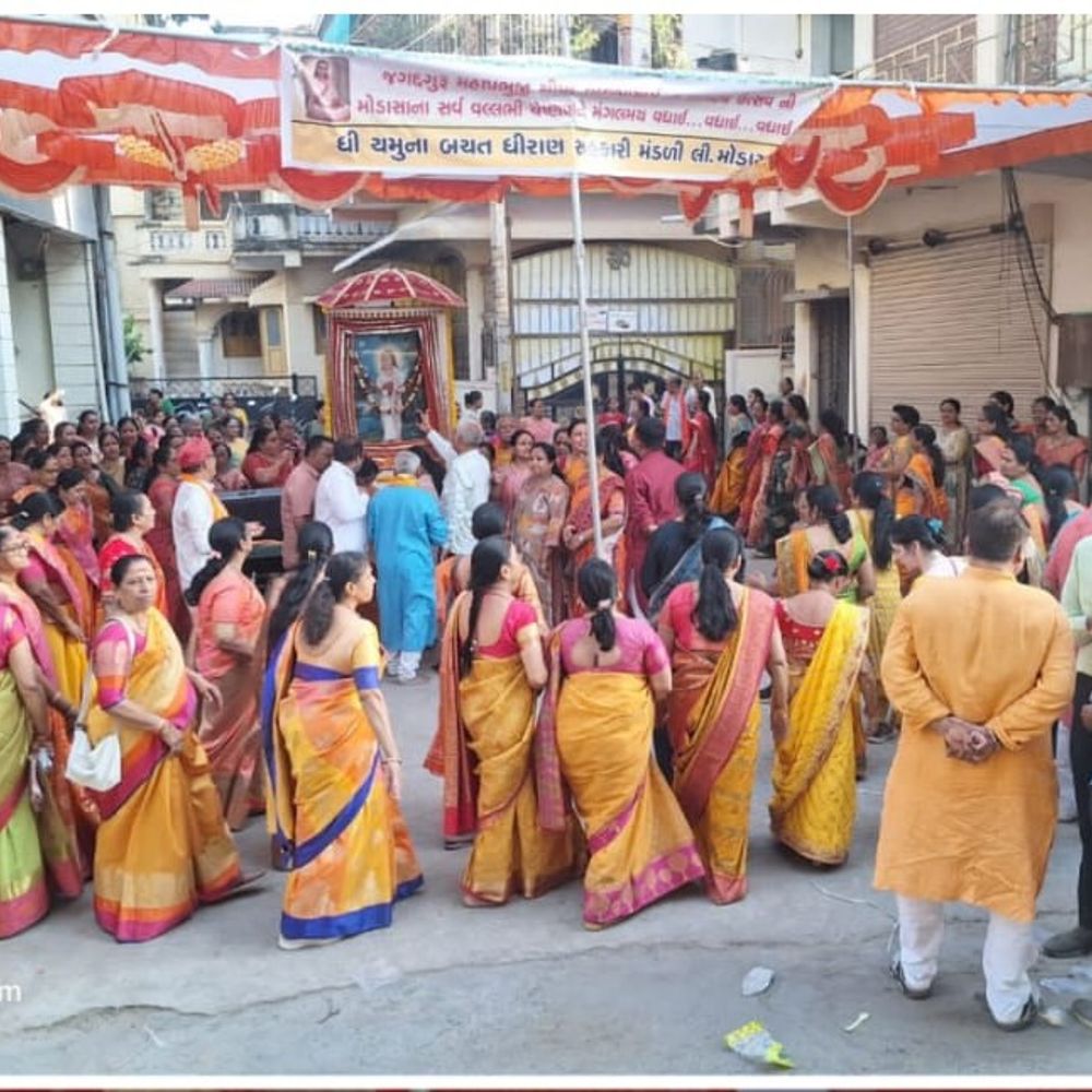 મોડાસામાં વલ્લભાચાર્યનો 559મો પ્રાગટ્ય ઉત્સવ ઉજવાયો: શોભાયાત્રા અને 300થી વધુ વૈષ્ણવોને પ્રસાદી અપાઈ.