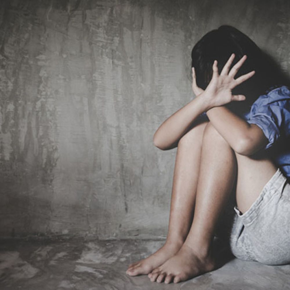 લિવ-ઈન પાર્ટનરની પુત્રી પર દુષ્કર્મ: માતાએ પ્રેમીને કઢંગી હાલતમાં જોયો, ફરિયાદ થતા આરોપીનો suicide.