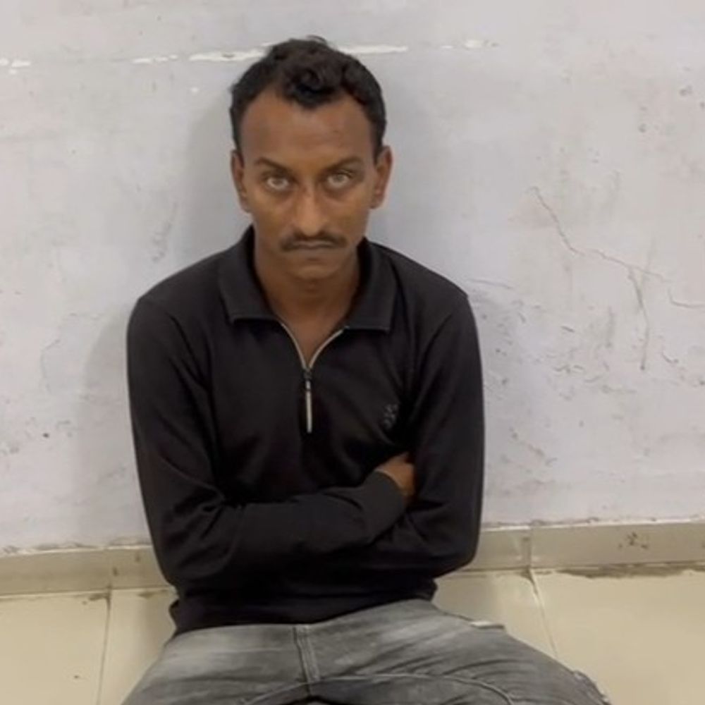 બે વર્ષથી નાસતા ફરતો ચોરીનો આરોપી ઝડપાયો.:ચોરીના ગુનામાં બે વર્ષથી નાસતો ફરતો રાજકોટનો રીઢો આરોપી રેલવે સ્ટેશન પાસેથી દબોચાયો