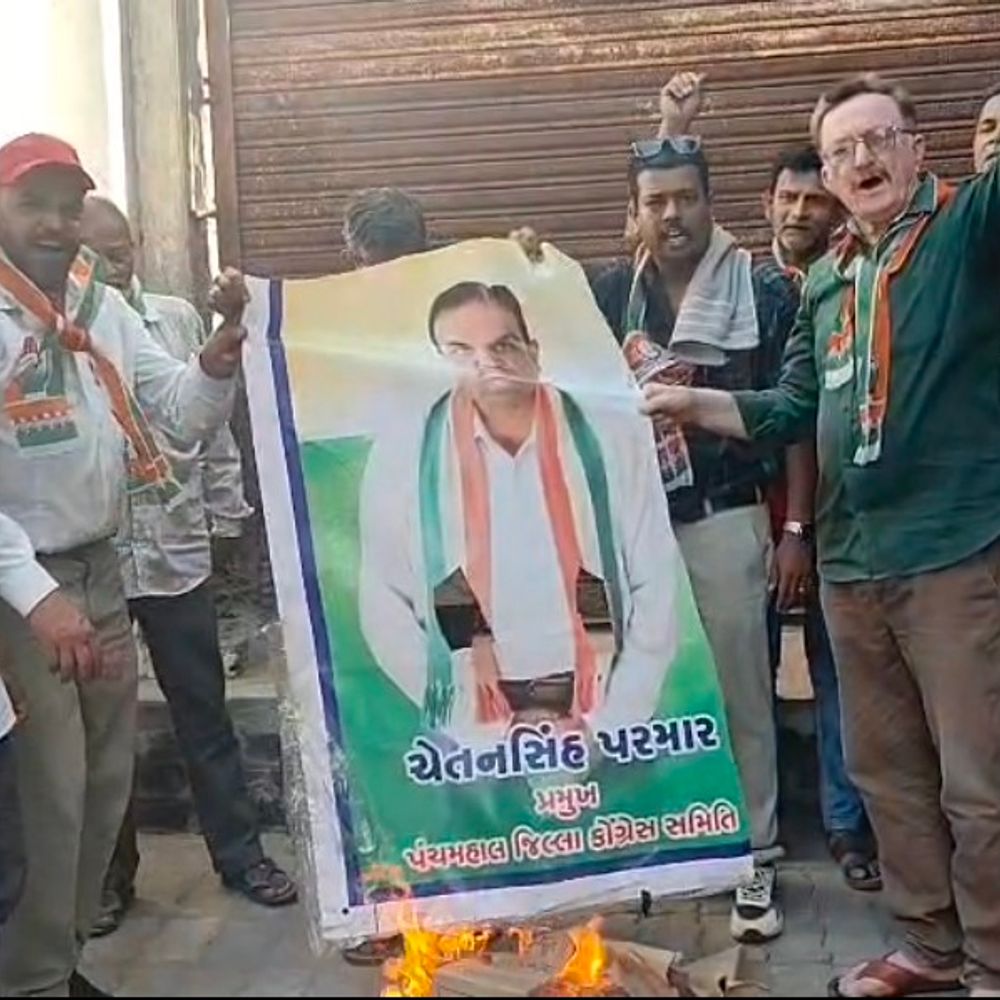 પૂર્વ પ્રમુખ ચેતનસિંહ પરમાર ભાજપમાં જોડાયા:પંચમહાલ કોંગ્રેસમાં રોષ, કાર્યકરોએ પોસ્ટર દહન કરી વિરોધ કર્યો