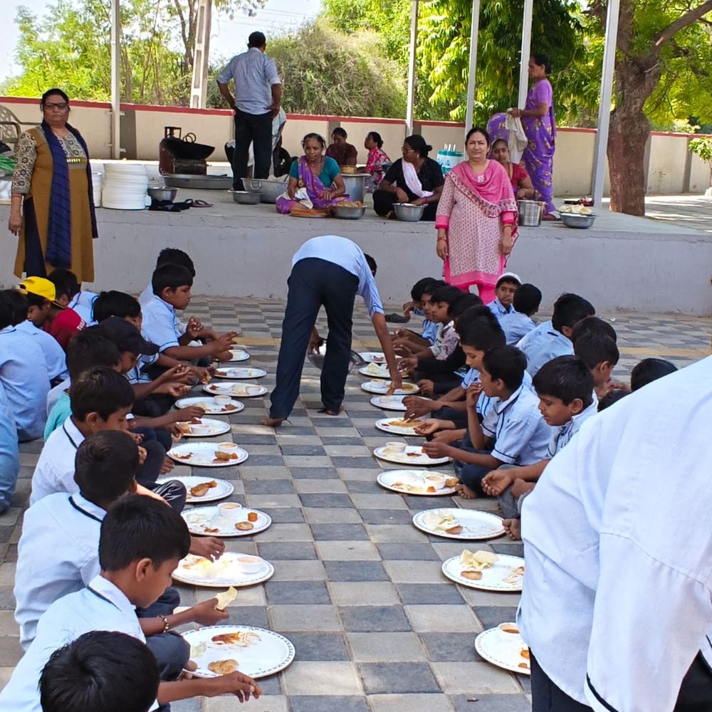 છઠીયારડા શાળામાં તિથિ ભોજનનું આયોજન:સ્વ. ભગવતીબેન પટેલના સ્મરણાર્થે વિદ્યાર્થીઓને ભોજન કરાવ્યું
