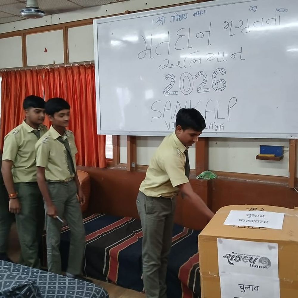 સુરેન્દ્રનગરની સંકલ્પ વિદ્યાલયમાં મતદાન જાગૃતિ કાર્યક્રમો:વિદ્યાર્થીઓએ નિબંધ સ્પર્ધા અને 'ચુનાવ પાઠશાલા' દ્વારા મહત્ત્વ સમજાવ્યું