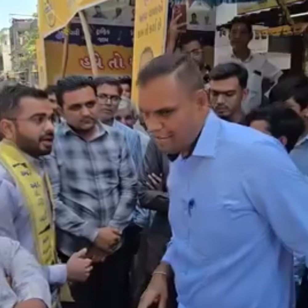 આપના કાર્યાલય પર મ્યુનિ. કોર્પો.ના અધિકારીઓ ત્રાટકતા હોબાળો:પંકજ આંબલિયાના ભાજપ પર આકરા પ્રહાર,'ભાજપના ગુંડાઓ હારના ડરથી અધિકારીઓને મોકલી ડરાવવાનું કામ કરે છે'