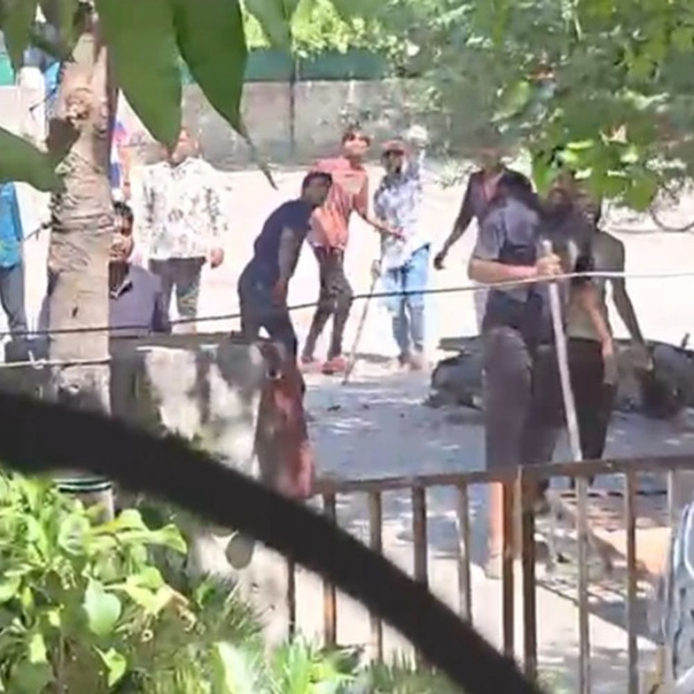 હાદાનગરમાં મહિલાની છેડતી મુદ્દે હોબાળો, VIDEO:માતાની છેડતી મુદ્દે પુત્રએ ઠપકો આપતા 8 શખસોએ વાહનોમાં તોડફોડ કરી પથ્થમારો કર્યો