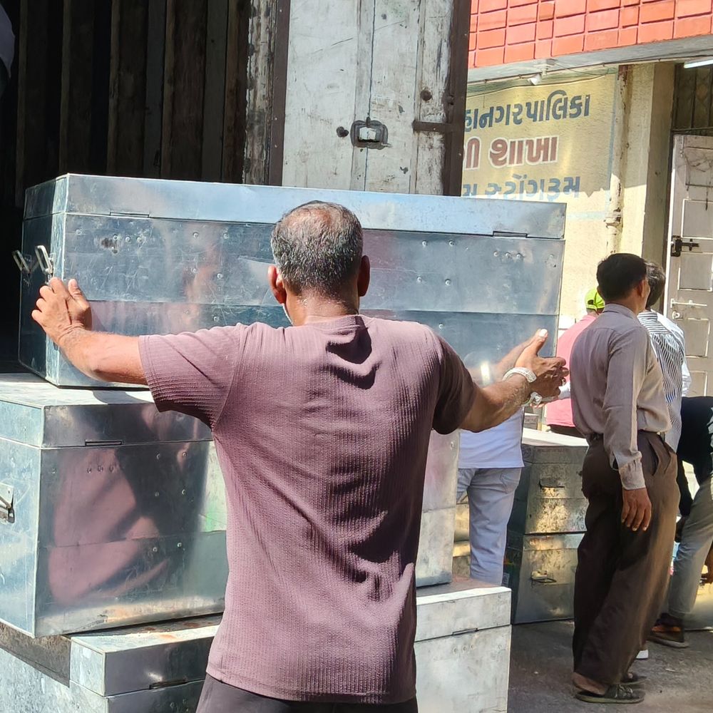 રાજકોટ મનપાની ચૂંટણીને લઈને EVMની ફાળવણી:પોલીસ પ્રોટેકશન સાથે 1014 મતદાન મથકો પર મોકલાયા, 26 એપ્રિલે મતદાન