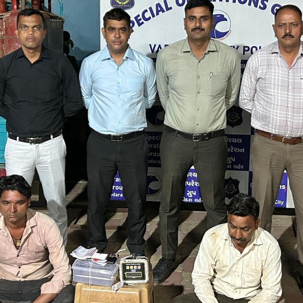 વડોદરામાં ગેસ રીફીલીંગ ચોરીનું કૌભાંડ ઝડપાયું:તમારા ઘરે આવતા ગેસ સિલિન્ડરનો વજન અચૂક કરજો નહીં તો છેતરાઈ જશો, SOG પોલીસે 2 શખ્સને રંગેહાથ ઝડપી પાડ્યા