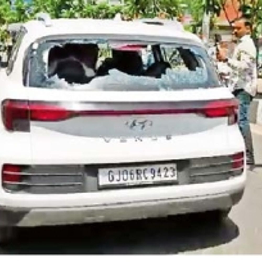 ભાજપ-કોંગ્રેસની સત્તા માટેની રસાકસી: મતદારોના મતોના સોદાખોરો વચ્ચે ખેંચતાણ.