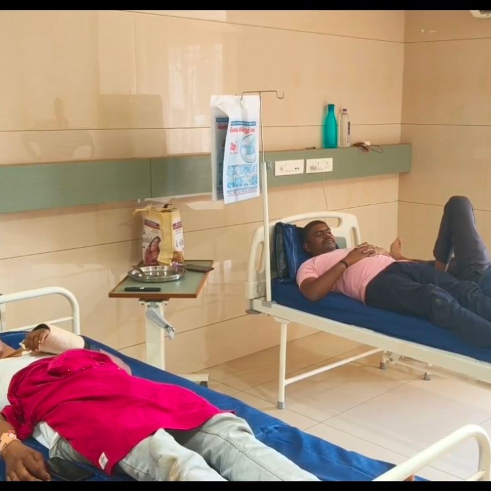 મહીસાગરમાં પેટ્રોલિંગ કરતી પોલીસ પર જીવલેણ હુમલો:સંતરામપુરના બટકવાડામાં શંકાસ્પદ બાઇકનો પીછો કરતા લાકડીઓ અને કુહાડી લઈ ટોળું તૂટી પડ્યું, 20 સામે ગુનો દાખલ