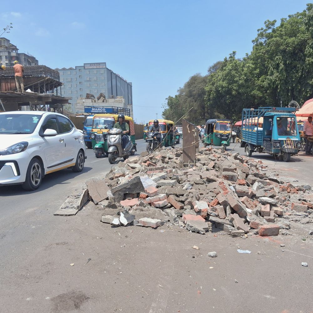 સુરત-બારડોલી રોડ પર અધૂરું કામ:સરદાર માર્કેટ પાસે સુરક્ષા વિના વાહનચાલકોને જોખમ