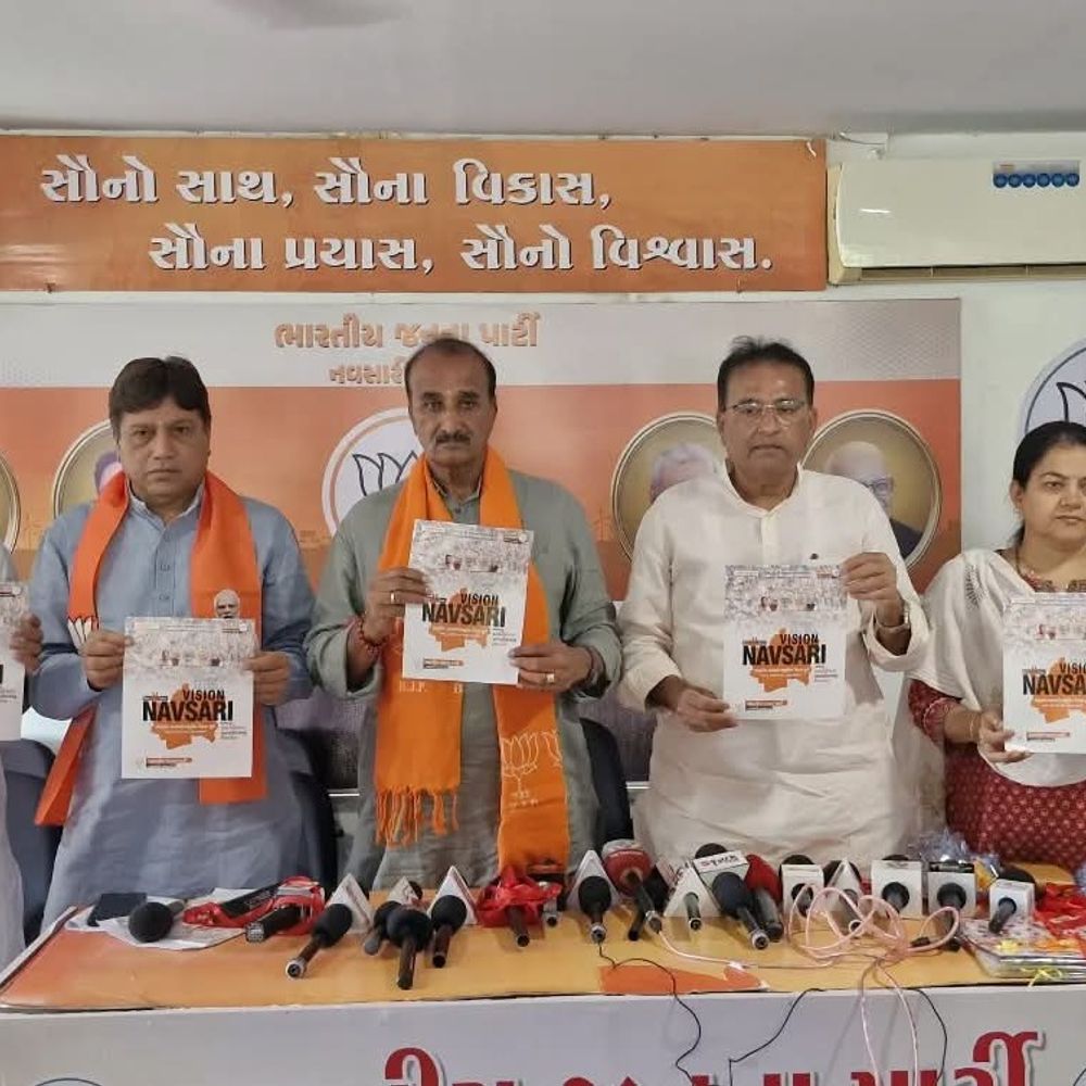 નવસારી બનશે સુરતનું ટ્વિન સિટી:ભાજપે 'વિઝન નવસારી' મેનિફેસ્ટો જાહેર કર્યો; મહિલા-વૃદ્ધોને ફ્રી બસ, EV ટેક્સ મુક્તિ