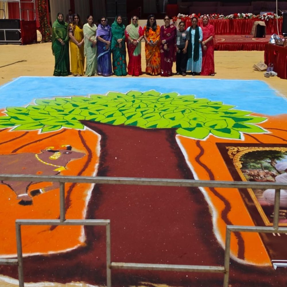 કોઠારિયામાં 11 બહેનોએ 3000 સ્કવેર ફૂટ રંગોળી બનાવી:ચિત્રકલા તાલીમ લીધા બાદ જીગ્નેશ દાદાની કથા સ્થળ સુશોભિત કર્યું