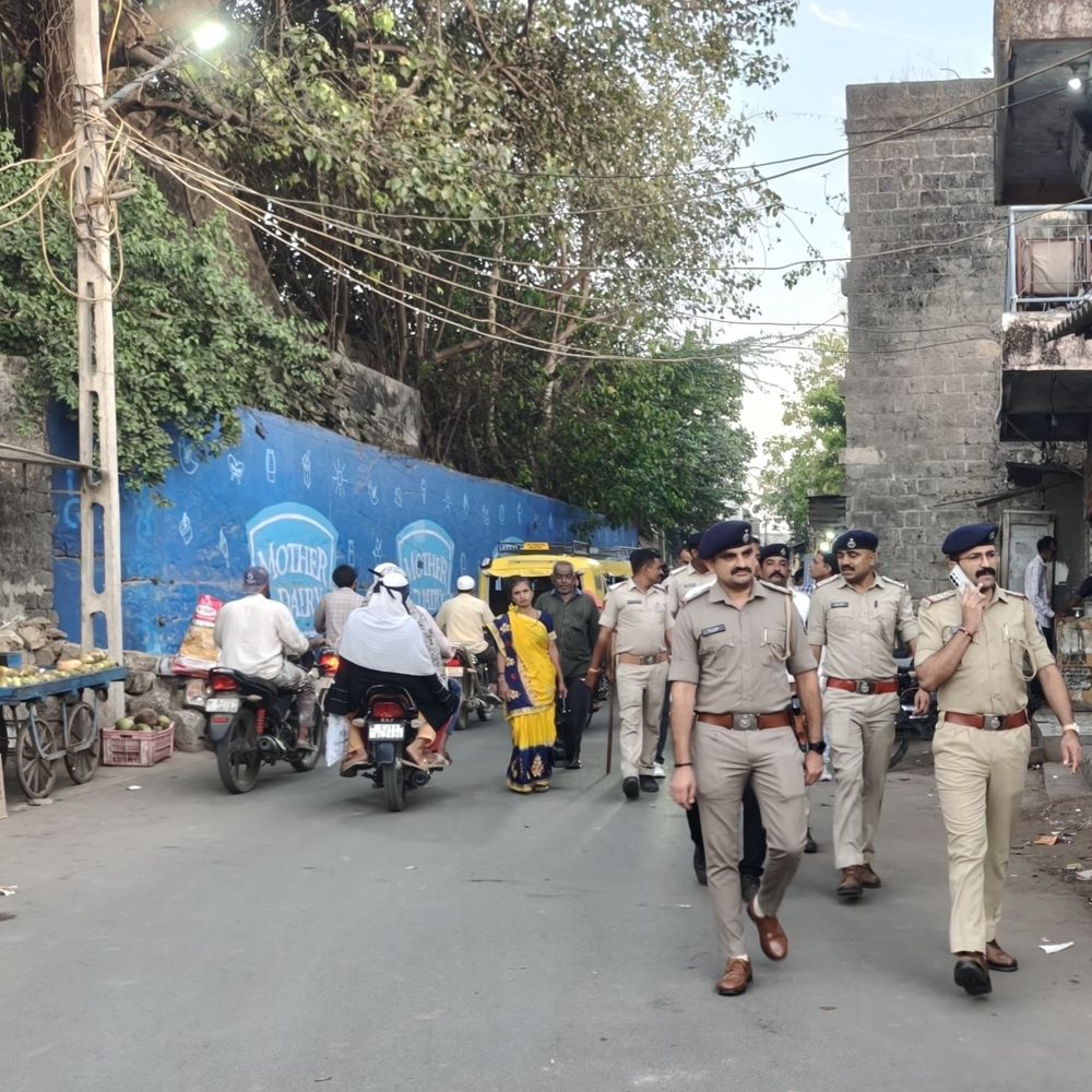 પ્રભાસ પાટણમાં સ્થાનિક સ્વરાજની ચૂંટણી પહેલા ફૂટ પેટ્રોલિંગ:શાંતિ અને સુરક્ષા જાળવવા PI વારણકાની આગેવાનીમાં ચેકિંગ