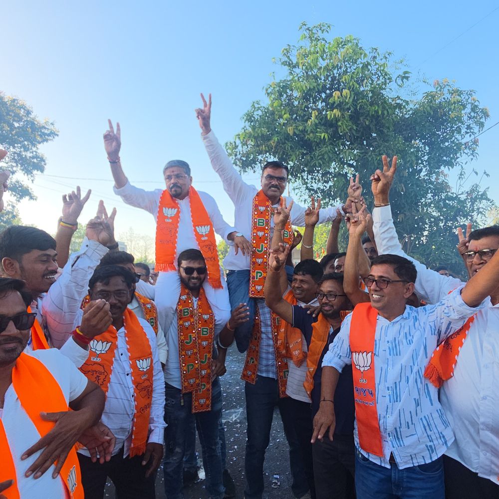 રૂમલામાં ભાજપનો વિજય: કોંગ્રેસના ઉમેદવારે ફોર્મ પાછું ખેંચતા મંત્રી નારેશ પટેલ ઝૂમ્યા, આનંદ પટેલનો પગ તૂટ્યો.