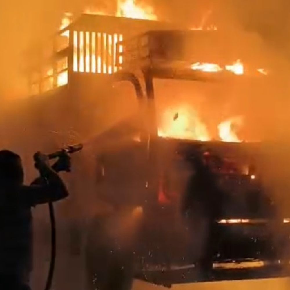 હાલોલ-ગોધરા બાયપાસ પર દોડતી આઈસરમાં આગ: મોટી દુર્ઘટના ટળી, ફાયર ટીમે કાબૂ મેળવ્યો.