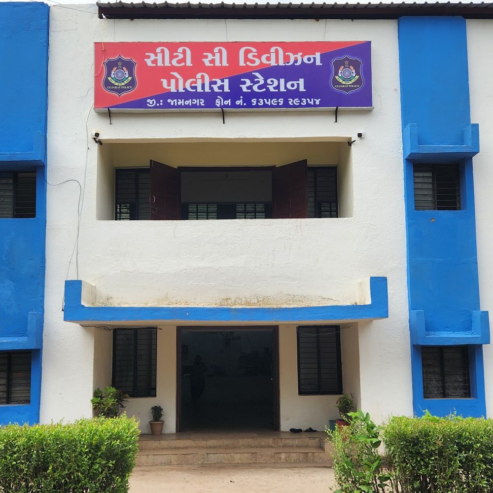 જામનગરમાં ક્રિકેટ સટ્ટાબાજી કરતા બે ઝડપાયા:પૂછપરછમાં બે બુકીના નામ ખુલ્યા, ₹11 હજારનો મુદ્દામાલ જપ્ત