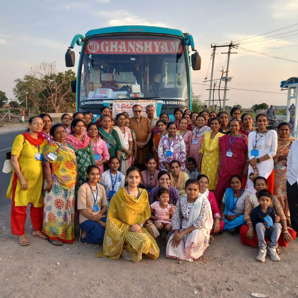 ભક્તિ અને શક્તિનો સંગમ:56 વિધવાને સોમનાથથી સાયલા સુધીના દર્શન કરાવ્યા