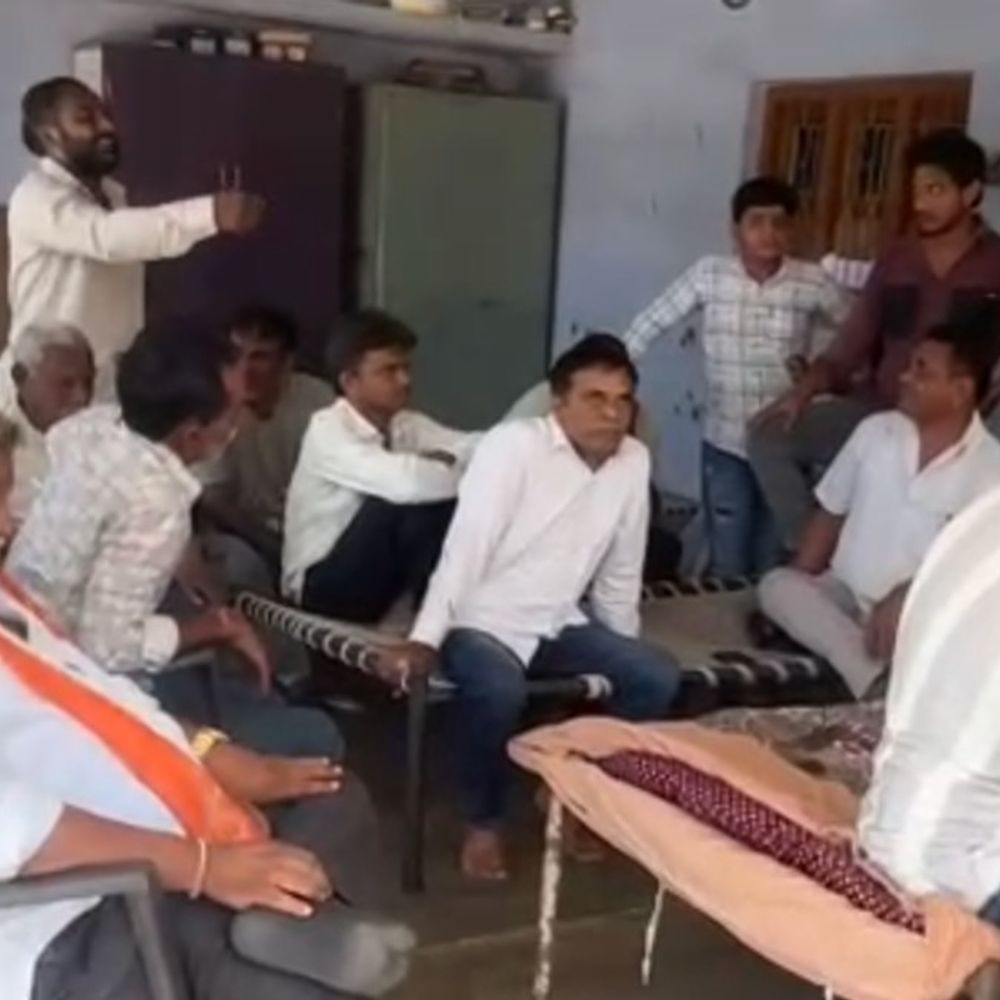 દહેગામમાં મધુર દૂધના વિવાદે રાજકીય જોર પકડ્યું:ભાજપના ચૂંટણી પ્રચારના કાફલાને બારિયા ગામે રોકી પશુપાલકોએ 'નો વોટ'નું સૂત્ર ગજવ્યું, ધારાસભ્ય વેદના સાંભળ્યા વગર નીકળી જતાં આક્રોશ