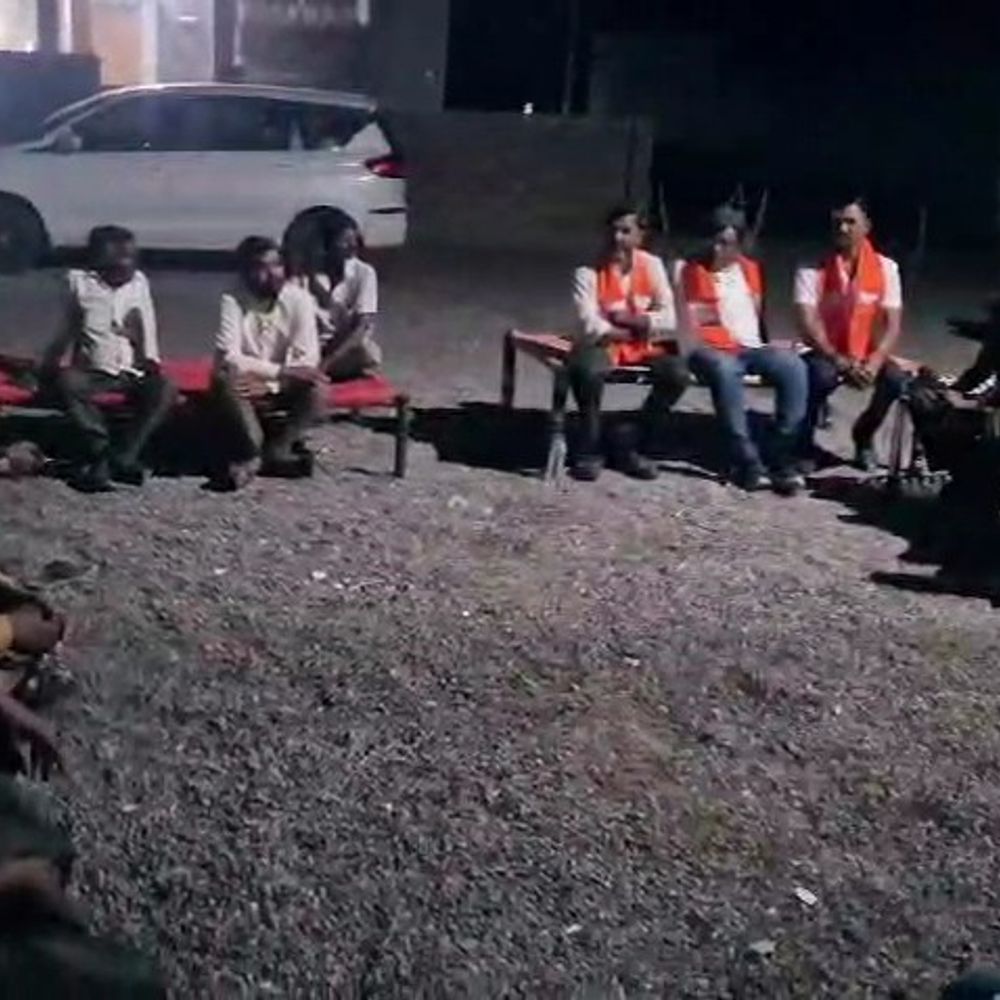 ભાજપ પ્રભારી દશરથસિંહ ઠાકોરે ખેડૂતો સાથે ખાટલા બેઠક કરી:સ્થાનિક સ્વરાજ્ય ચૂંટણી માટે સરકારી યોજનાઓનો પ્રચાર કર્યો