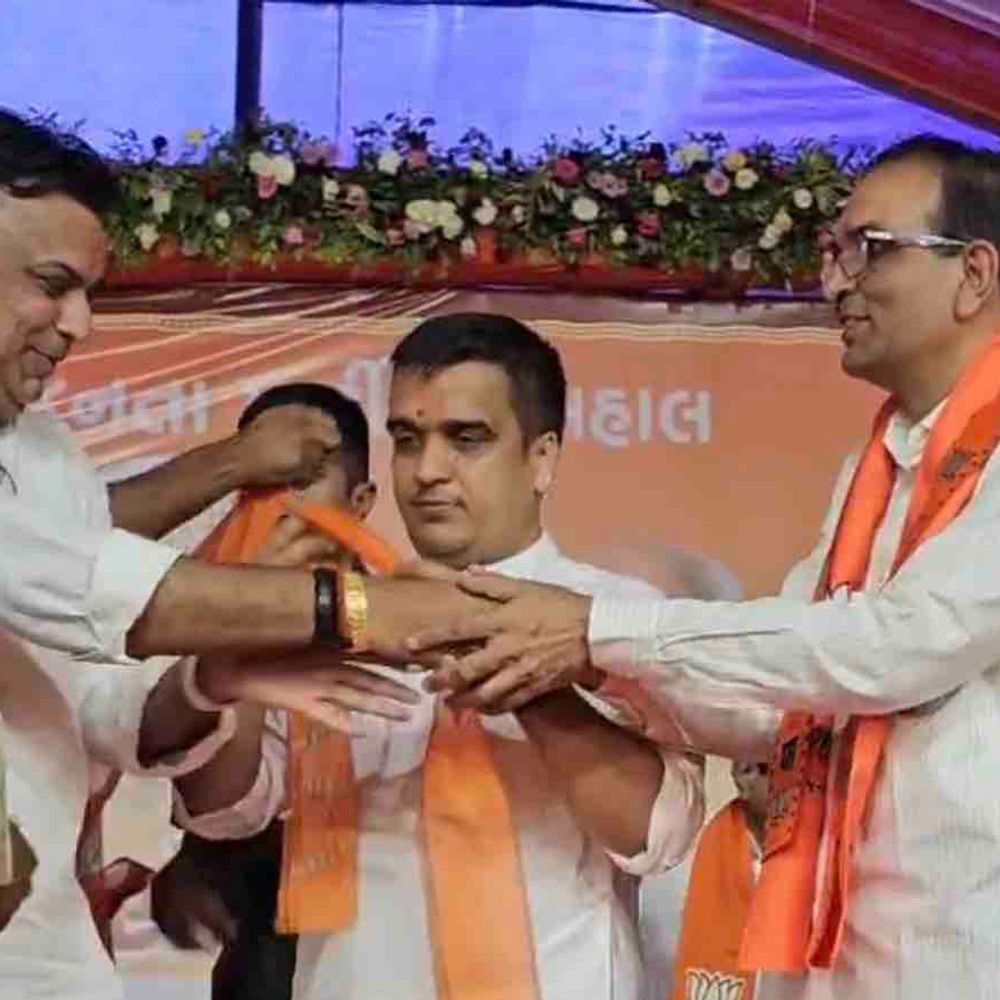 પંચમહાલ કોંગ્રેસમાં મોટું ગાબડું:જિ. પ્રમુખ ચેતનસિંહ પરમાર ભાજપમાં જોડાયા; ના.મુખ્યમંત્રી હર્ષ સંઘવીએ ઘોઘંબા ખાતે ખેસ પહેરાવી આવકાર્યા