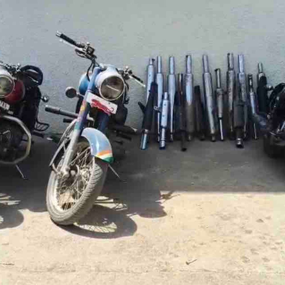 ગોધરામાં 20 મોડિફાઈડ સાયલેન્સર જપ્ત, ₹10 હજાર દંડ:બી-ડિવિઝન પોલીસે ધ્વનિ પ્રદૂષણ ફેલાવતા બુલેટ ચાલકો સામે કાર્યવાહી કરી