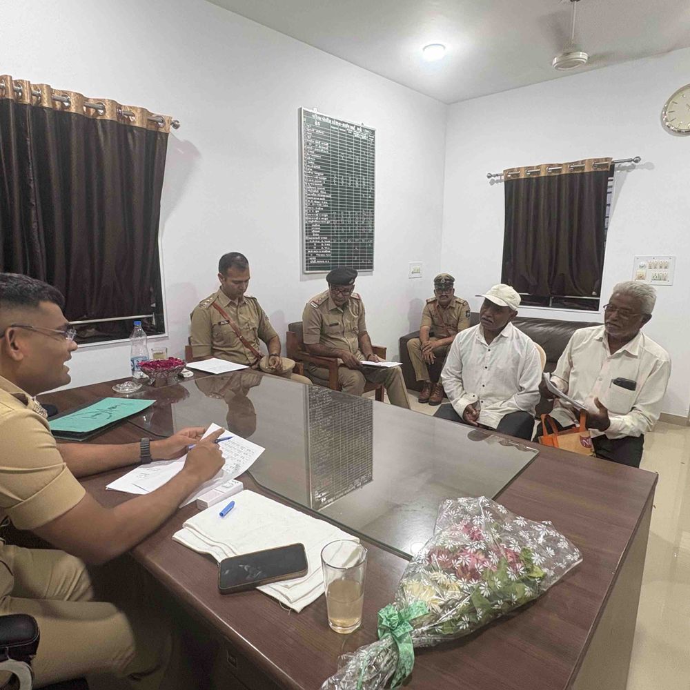 એસ.પી. સંજય ખરાત અરજદારોને રૂબરૂ સાંભળે છે:વડિયા પોલીસ સ્ટેશનમાં 15 અરજદારોની સમસ્યાઓ વિશે પોલીસ કામગીરીની ચકાસણી