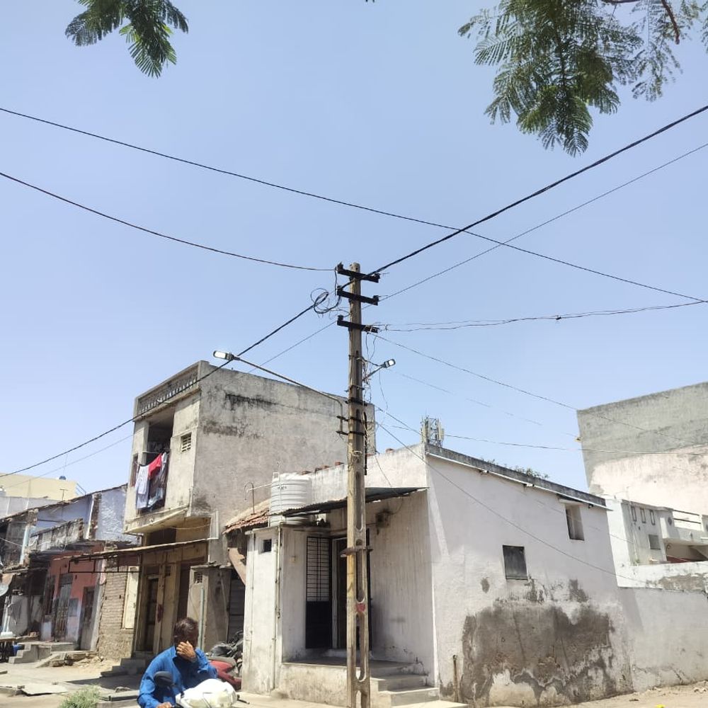 જોરાવરનગર, રિવરફ્રન્ટ સહિત વિસ્તારોમાં દિવસ દરમિયાન વિજળીનો વેડફાટ: લાઇટો ચાલુ રહેતા તંત્રની બેદરકારી.